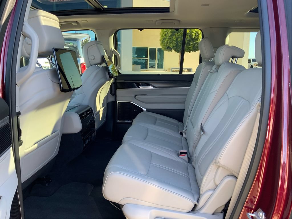 Used 2024 Jeep Wagoneer L Series III w/ Premium Group I AWD/4WD image 10