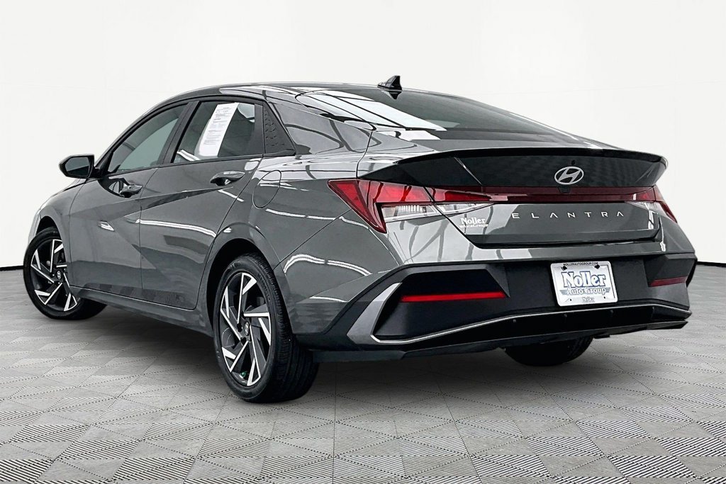 Used 2025 Hyundai Elantra Sport FWD image 13