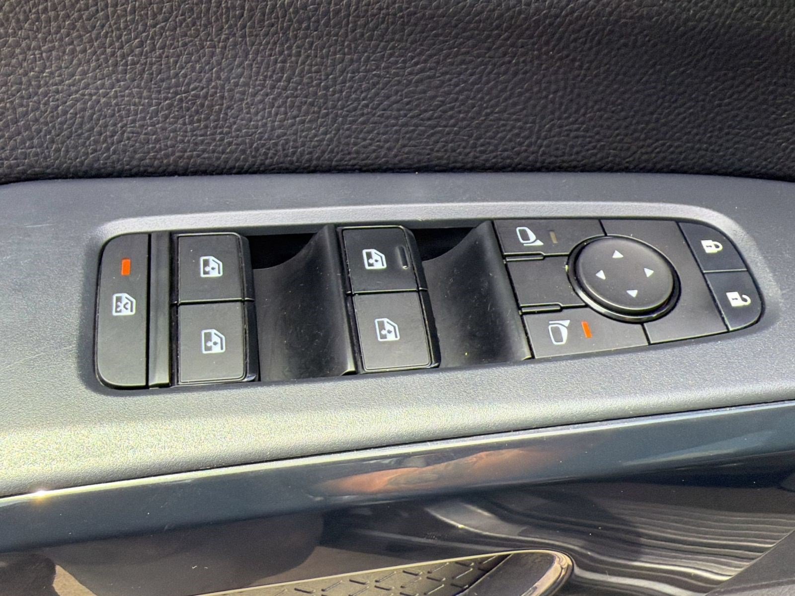 Used 2025 Nissan Pathfinder SV FWD image 14