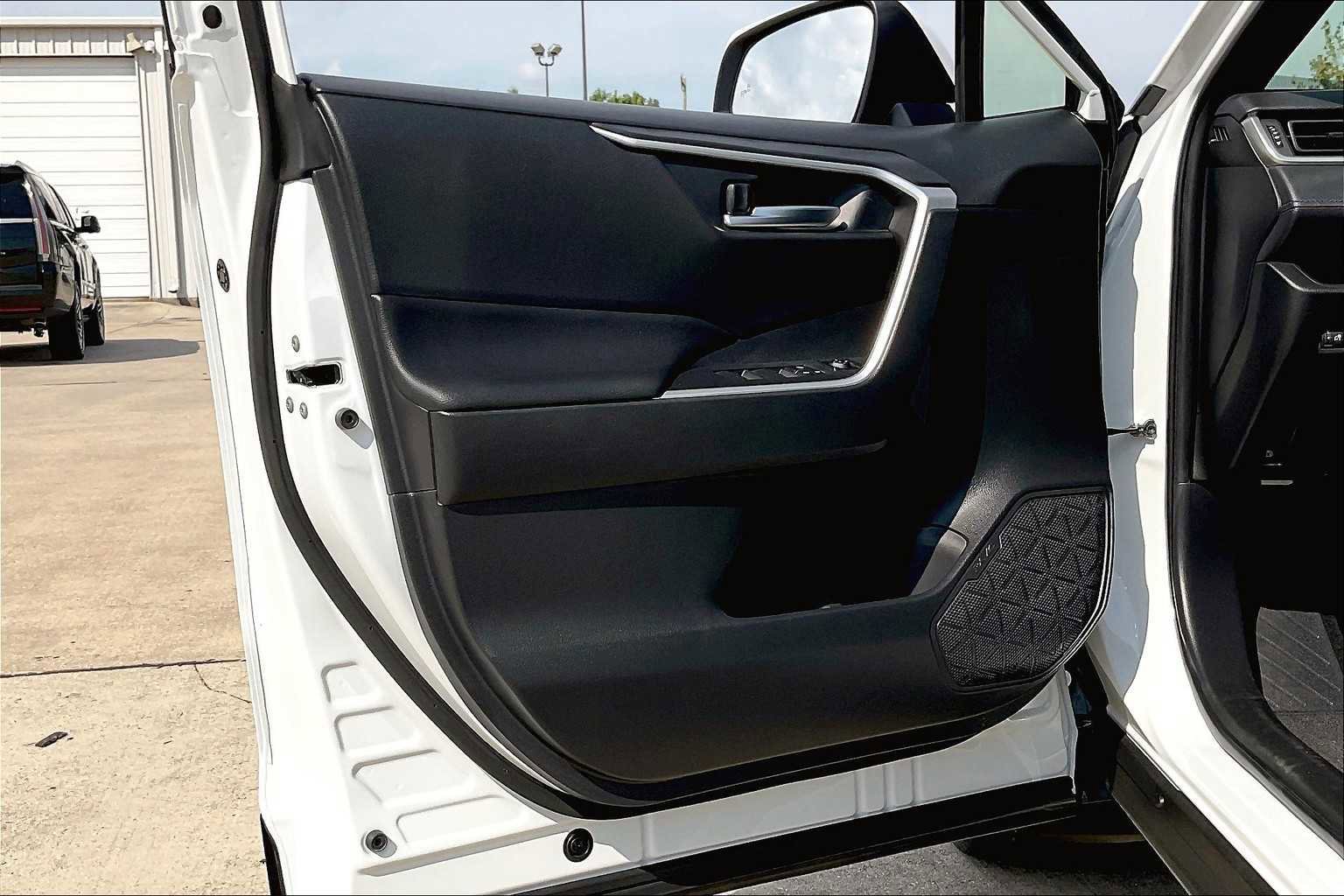 Used 2024 Toyota RAV4 SE image 18