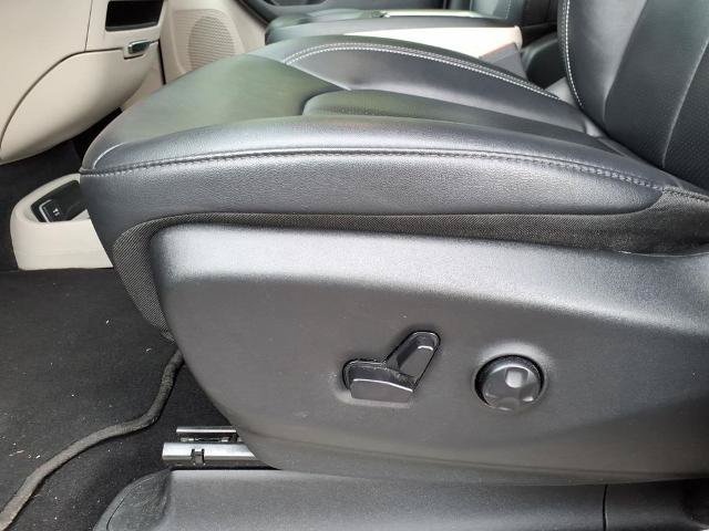 Used 2024 Chrysler Pacifica Touring-L FWD image 16