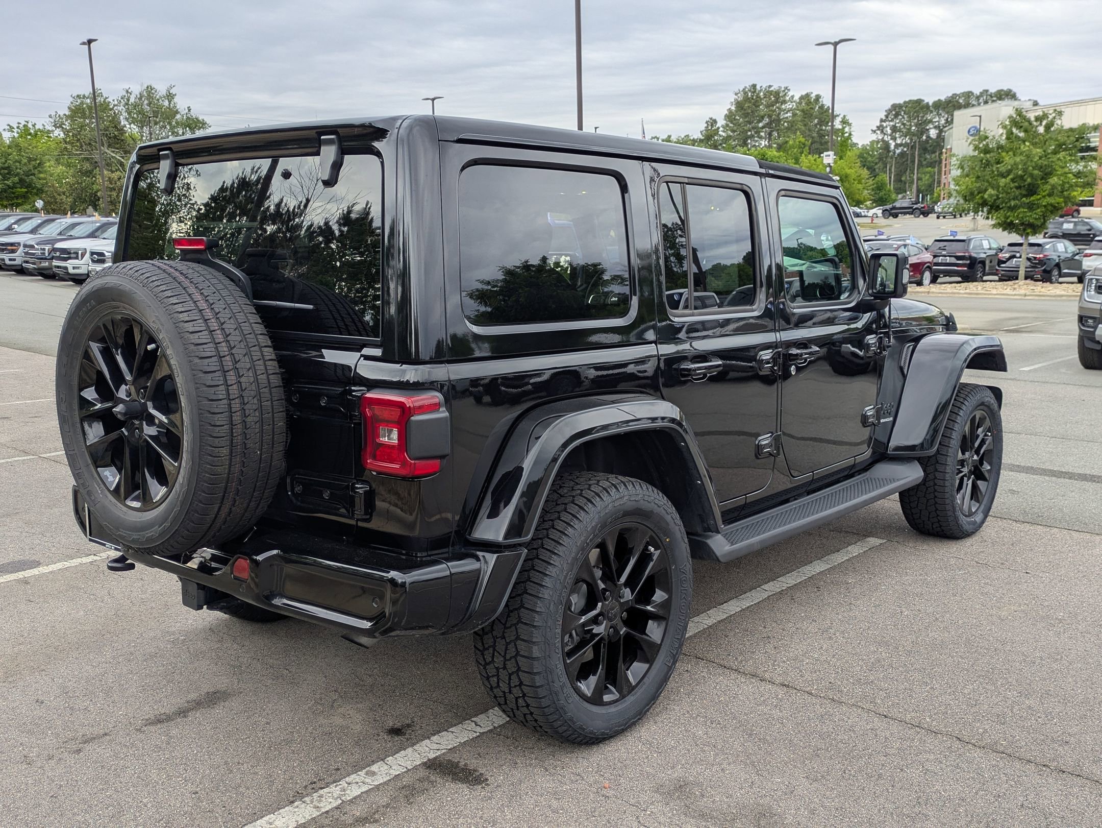 Used 2023 Jeep Wrangler Unlimited Sahara AWD/4WD image 4