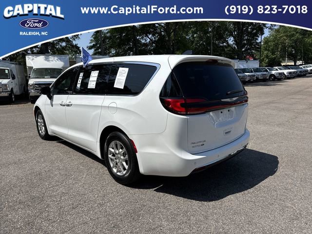Used 2024 Chrysler Pacifica Touring-L FWD image 6