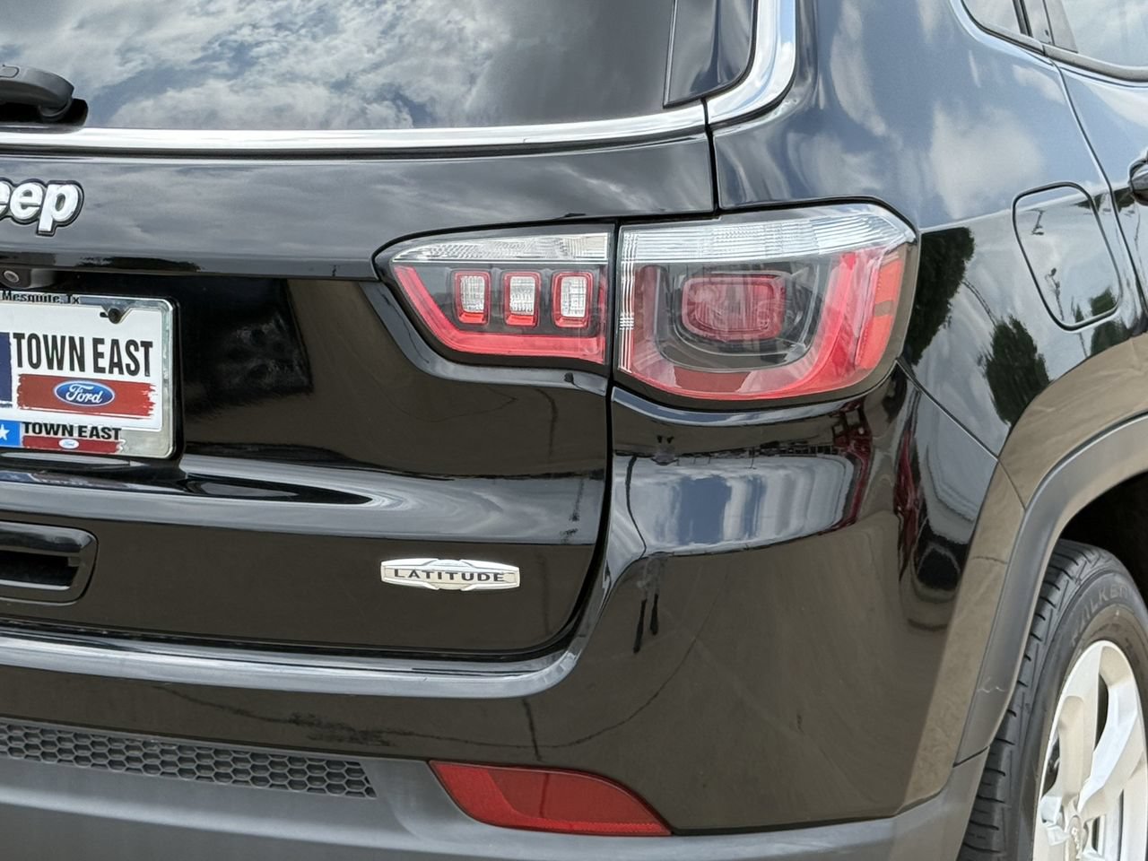 Used 2018 Jeep Compass Latitude w/ Popular Equipment Group FWD image 7