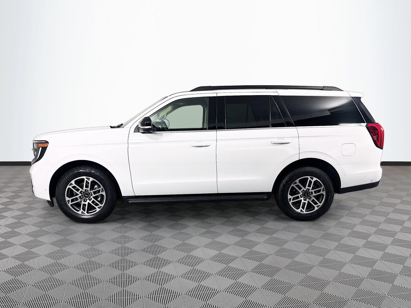 Certified 2025 Ford Expedition Active AWD/4WD image 4