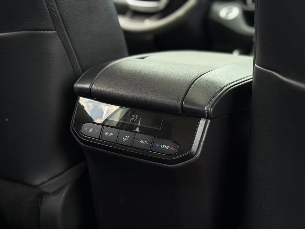 Used 2022 Toyota Highlander XLE AWD/4WD image 18
