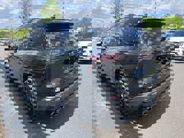 Used 2024 Chevrolet Traverse LT w/ Midnight/Sport Edition image 3