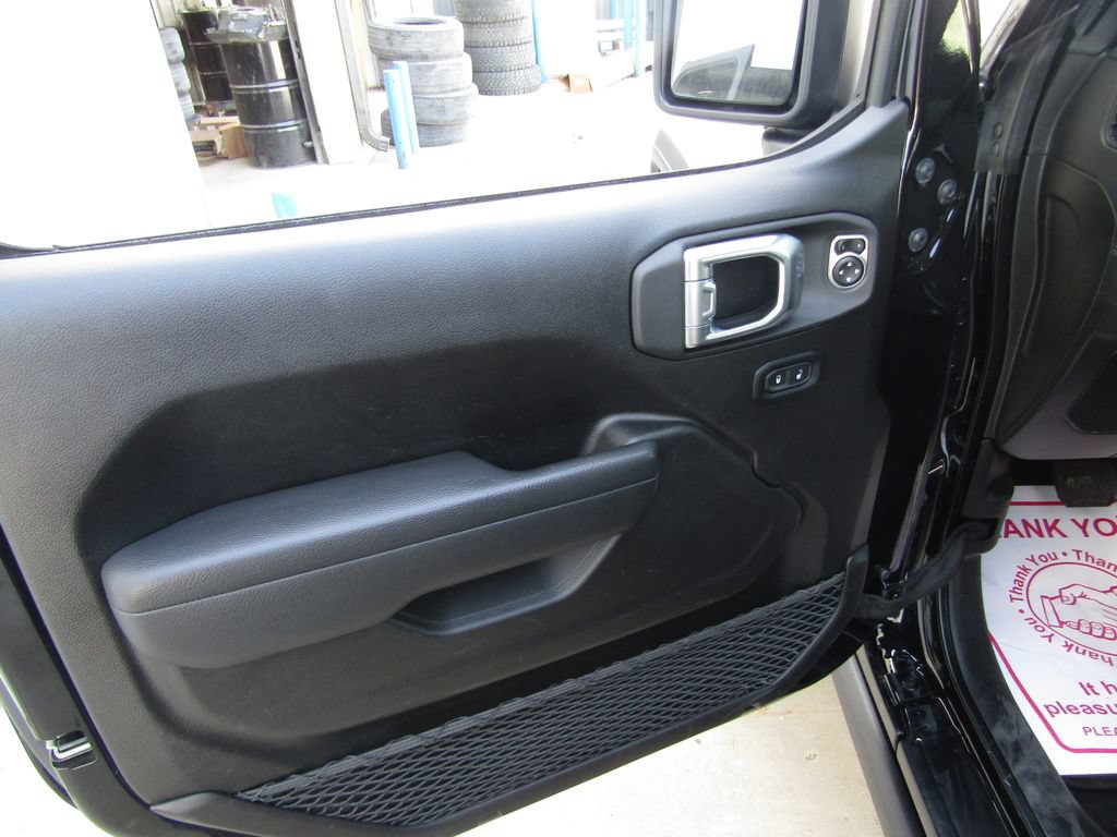 Used 2025 Jeep Wrangler Unlimited Rubicon w/ Convenience Group AWD/4WD image 18