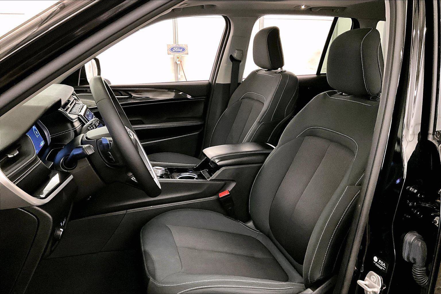 Used 2023 Jeep Grand Cherokee Laredo image 24