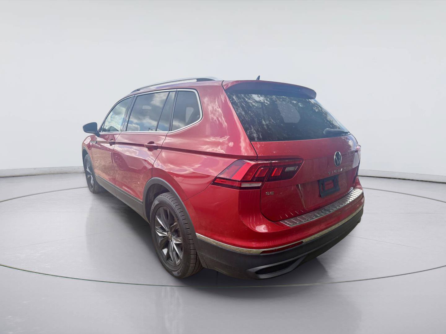 Used 2022 Volkswagen Tiguan SE FWD image 3