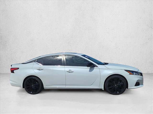 Used 2022 Nissan Altima 2.5 SR w/ Midnight Edition Package FWD image 4