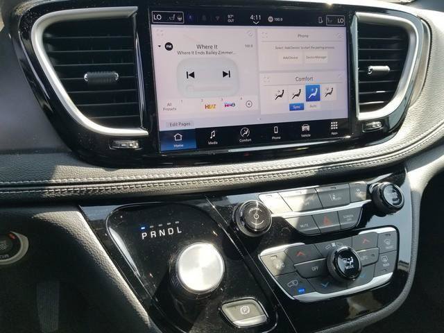 Used 2025 Chrysler Pacifica Select FWD image 19