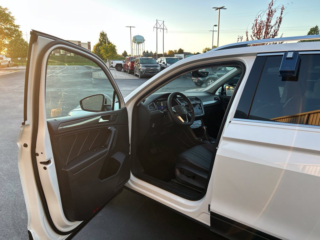Used 2023 Volkswagen Tiguan SE AWD/4WD image 9