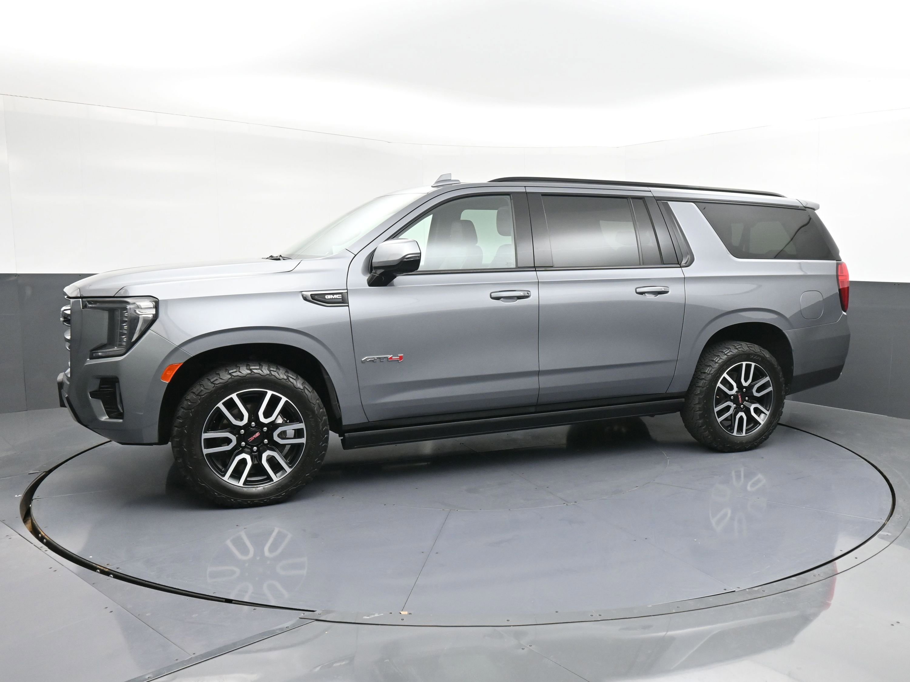 Used 2022 GMC Yukon XL AT4 image 5