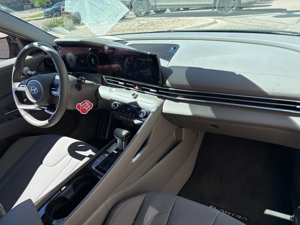Used 2025 Hyundai Elantra SEL FWD image 29