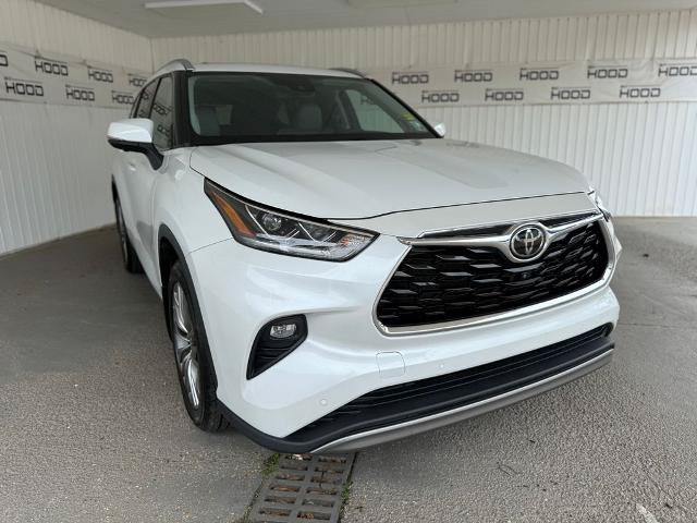Used 2023 Toyota Highlander Platinum FWD image 1