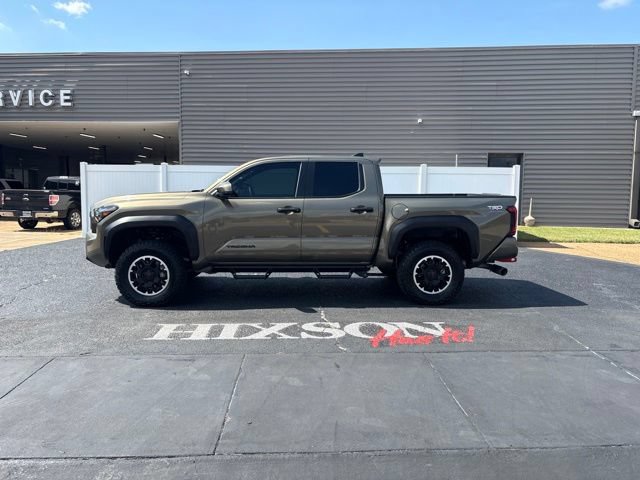 Used 2026 Toyota Tacoma TRD Off-Road AWD/4WD image 2
