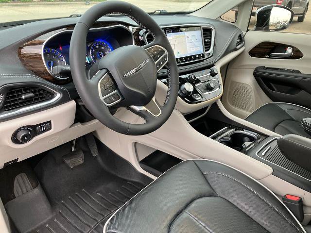 Used 2023 Chrysler Pacifica Limited AWD/4WD image 27