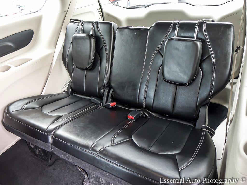 Used 2024 Chrysler Pacifica Touring-L FWD image 12