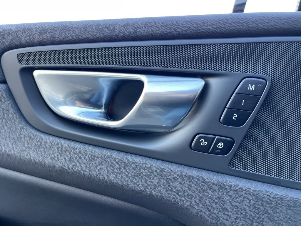 Used 2025 Volvo XC60 B5 Plus image 18