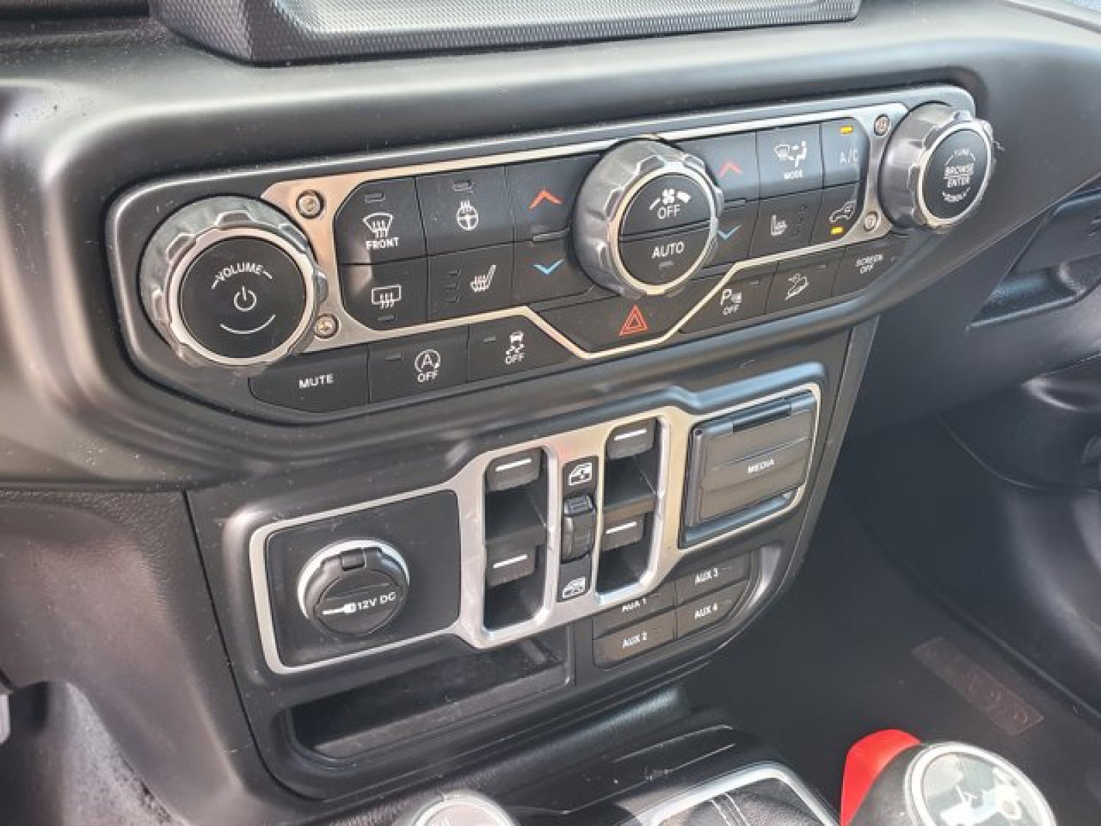 Used 2018 Jeep Wrangler Unlimited Sahara image 22