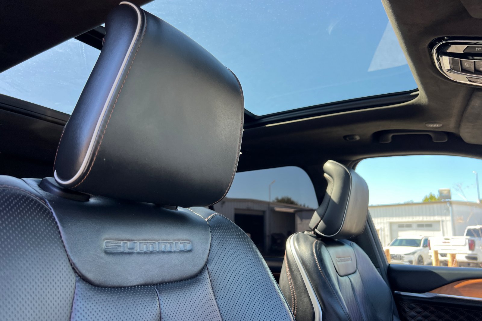 Used 2023 Jeep Grand Cherokee Summit AWD/4WD image 19