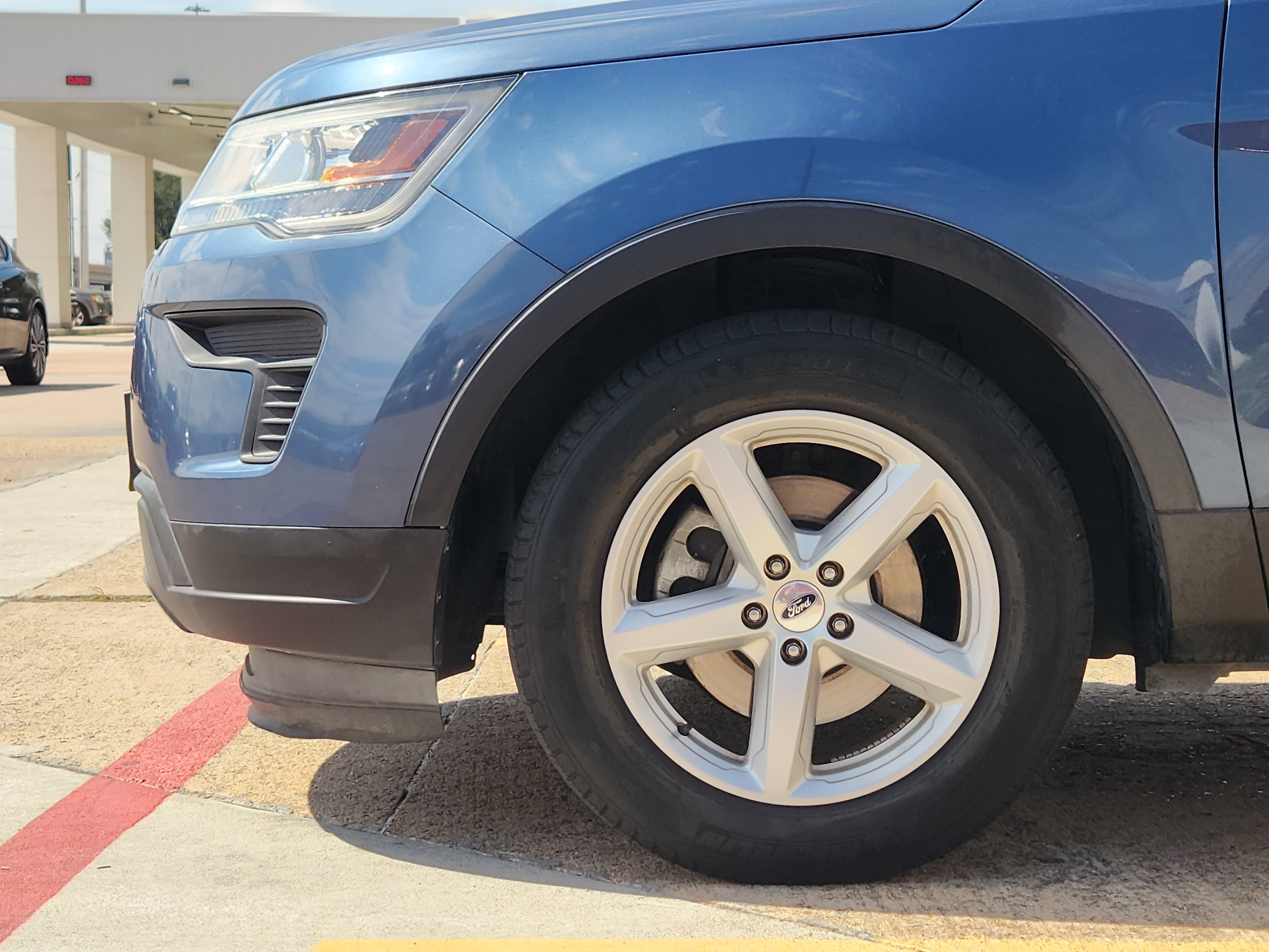 Certified 2018 Ford Explorer FWD image 5