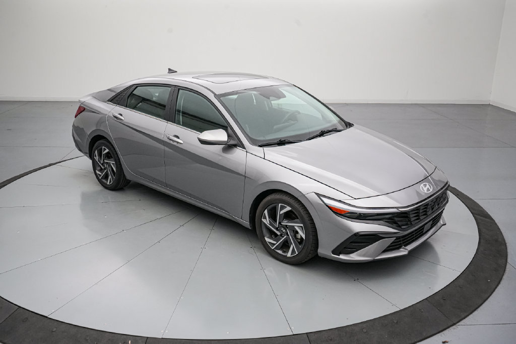 Used 2025 Hyundai Elantra SEL FWD image 2