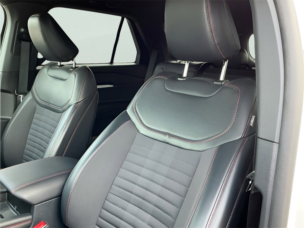 Certified 2025 Ford Explorer ST-Line w/ ST-Line Street Pack image 26