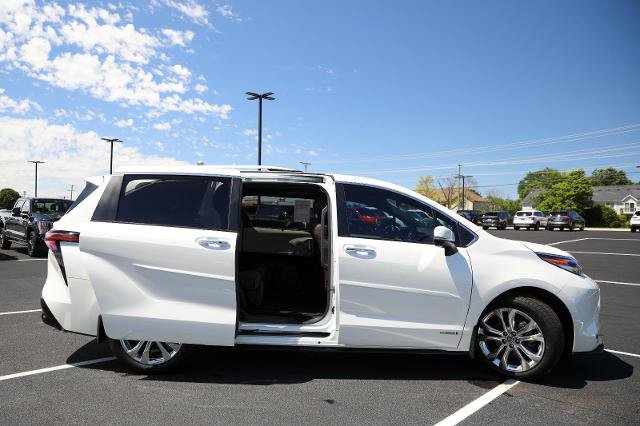Used 2021 Toyota Sienna Platinum FWD image 28