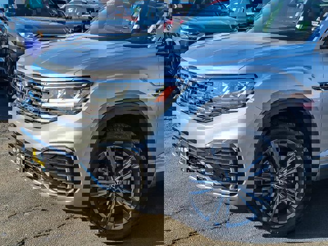 Used 2022 Volkswagen Atlas Cross Sport SEL R-Line image 2