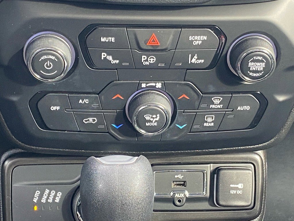 Used 2021 Jeep Renegade Latitude w/ Luxury Group I image 12