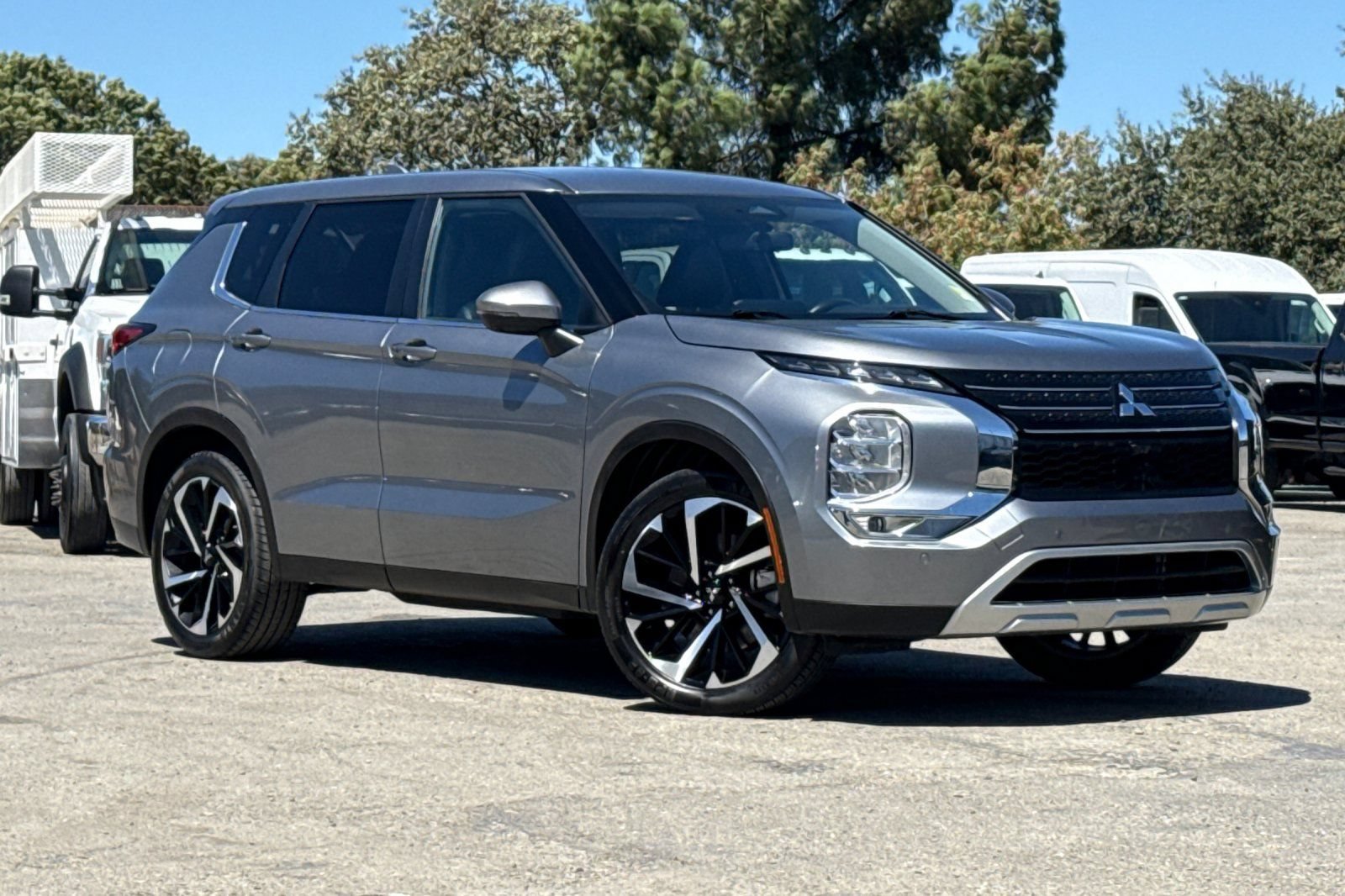 Used 2024 Mitsubishi Outlander SE FWD image 2
