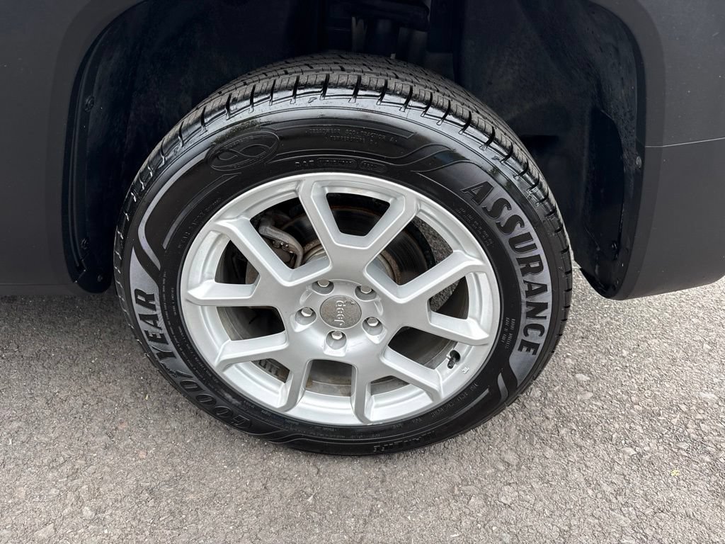 Used 2020 Jeep Renegade Latitude w/ Cold Weather Group AWD/4WD image 9