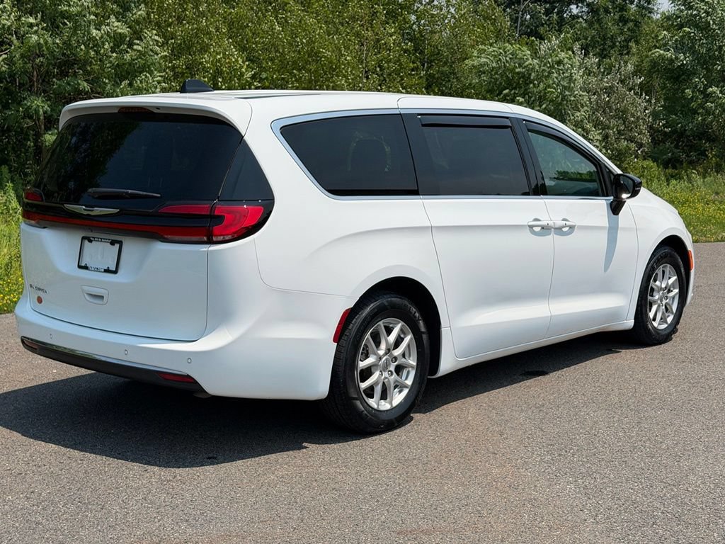 Used 2024 Chrysler Pacifica Touring-L FWD image 27