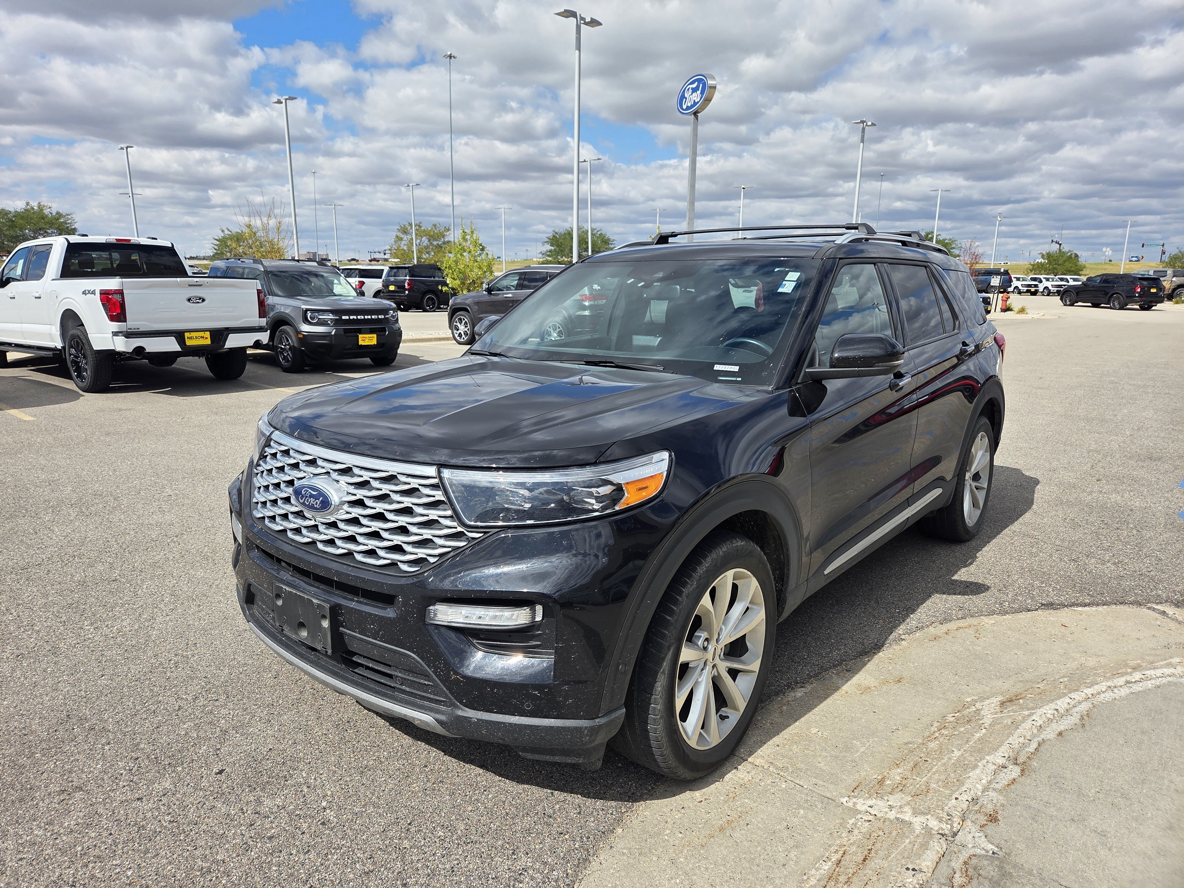 Certified 2022 Ford Explorer Platinum w/ Equipment Group 601A AWD/4WD image 3