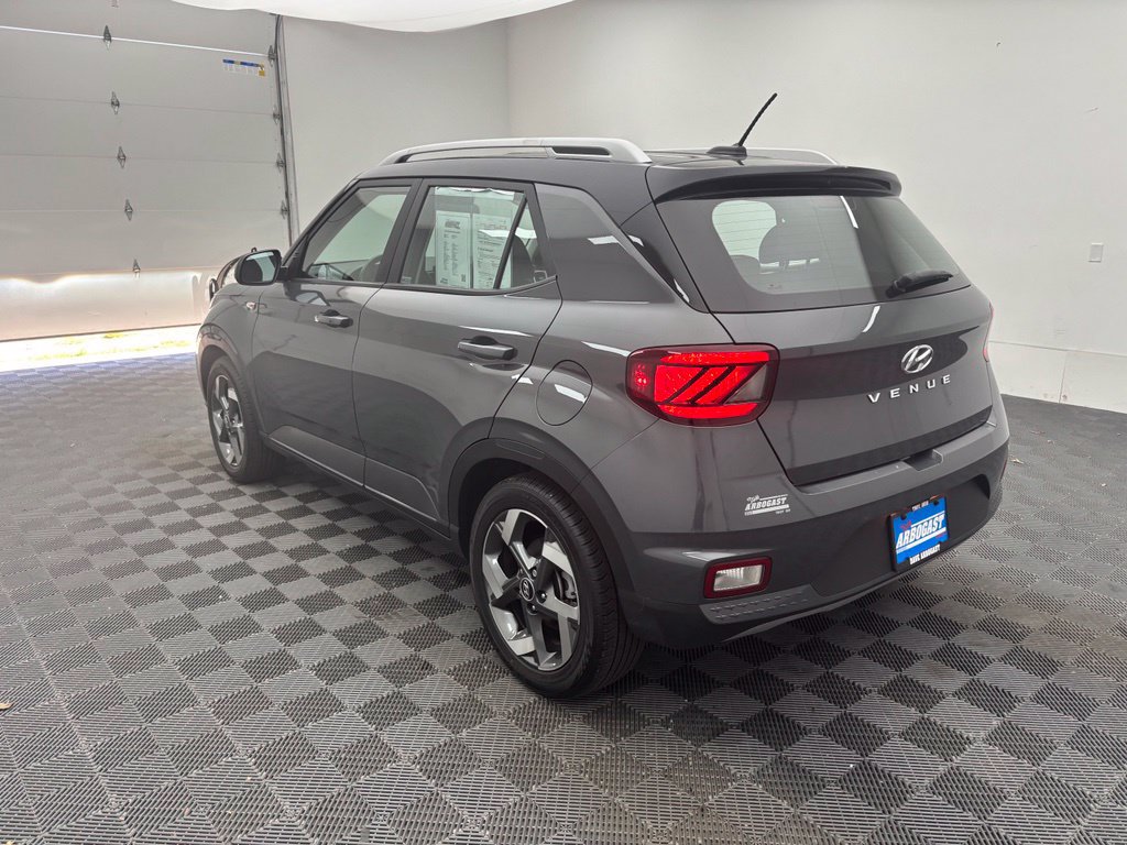 Used 2024 Hyundai Venue Limited FWD image 11