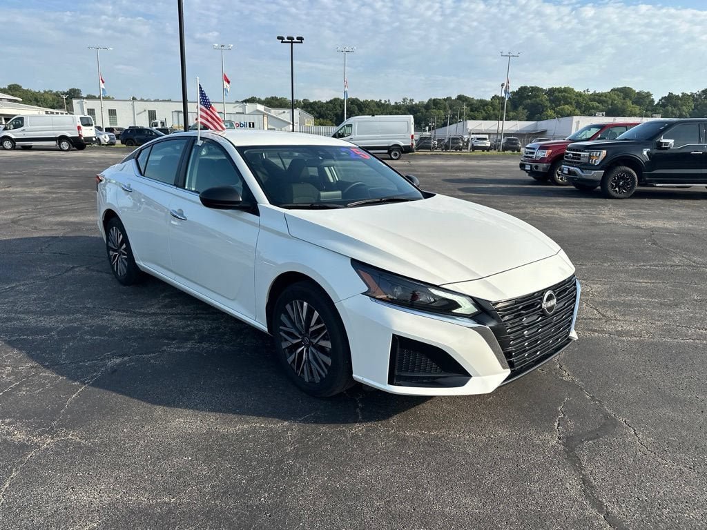 Used 2025 Nissan Altima 2.5 SV AWD/4WD image 3