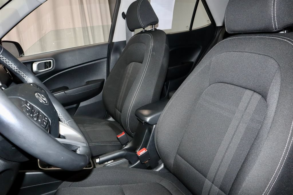 Used 2025 Hyundai Venue SEL FWD image 25