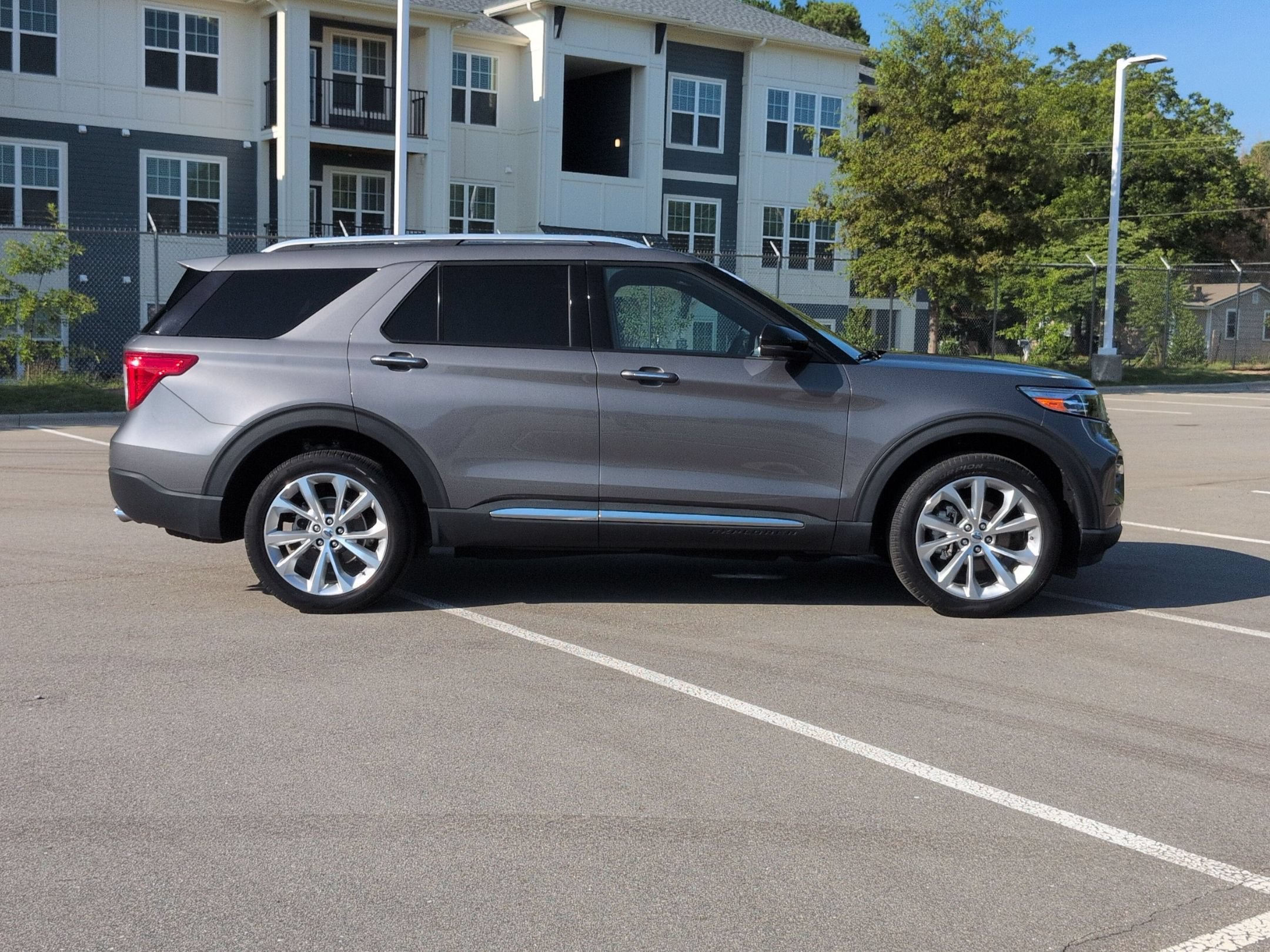 Certified 2023 Ford Explorer Platinum w/ Technology Package AWD/4WD image 3