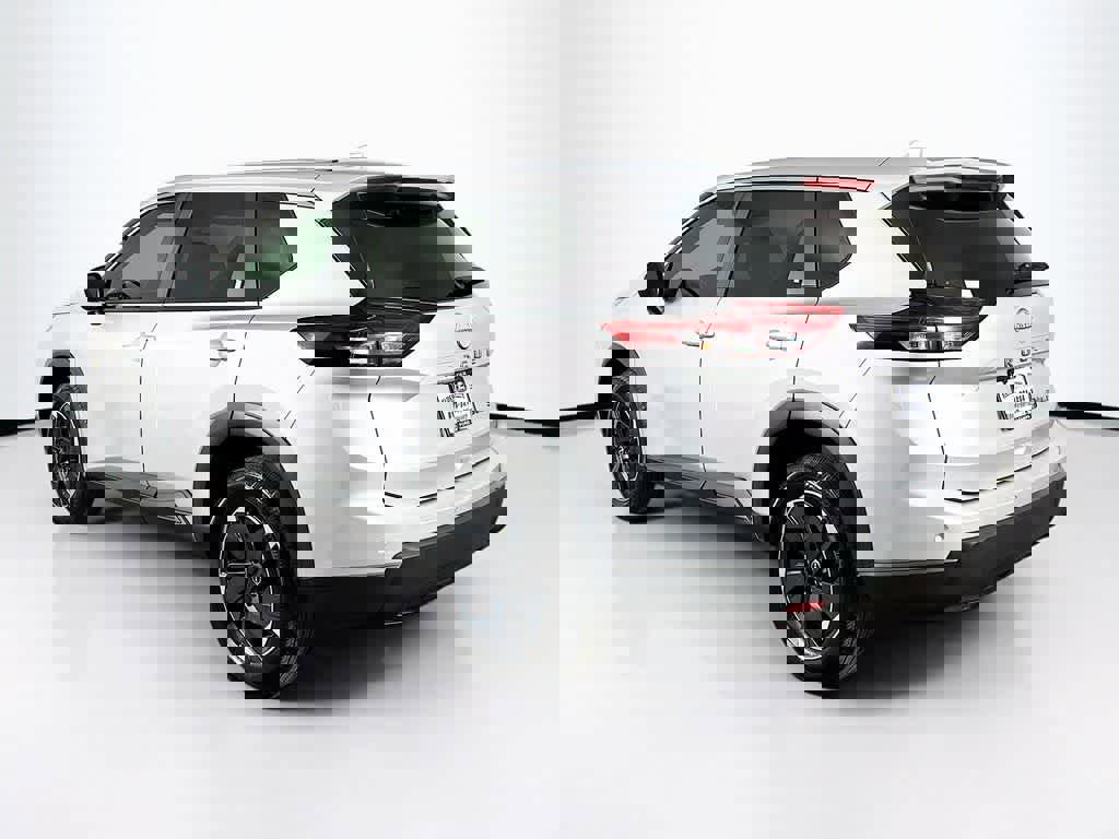 Used 2024 Nissan Rogue SV image 3