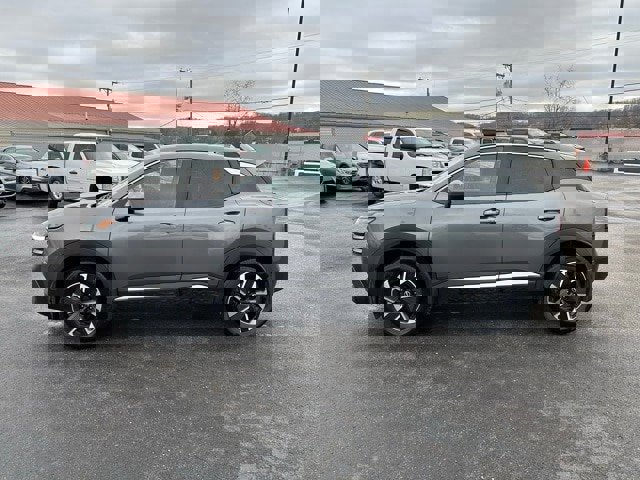 Used 2025 Nissan Kicks SV image 3