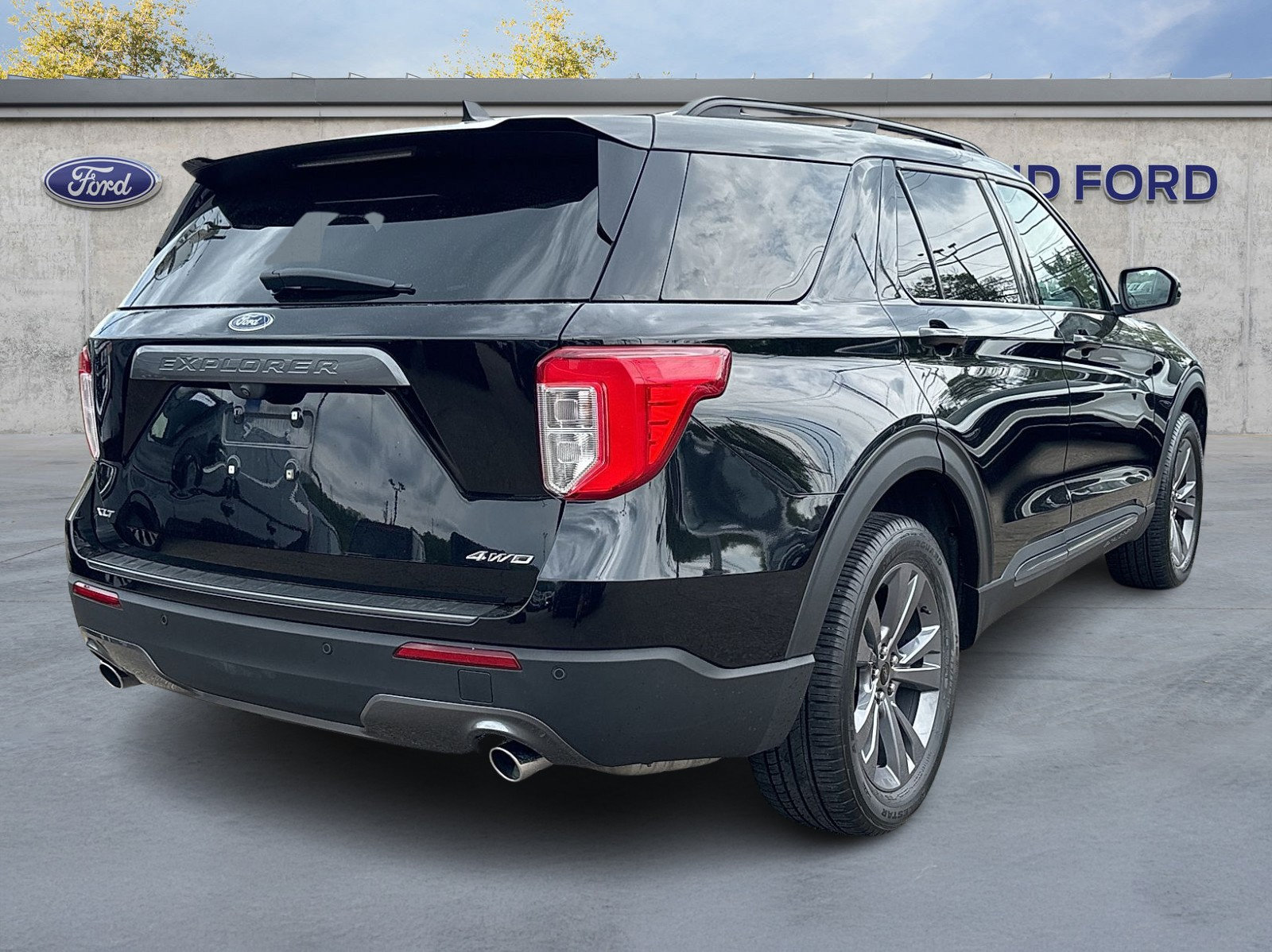 Certified 2023 Ford Explorer XLT w/ Equipment Group 202A AWD/4WD image 6
