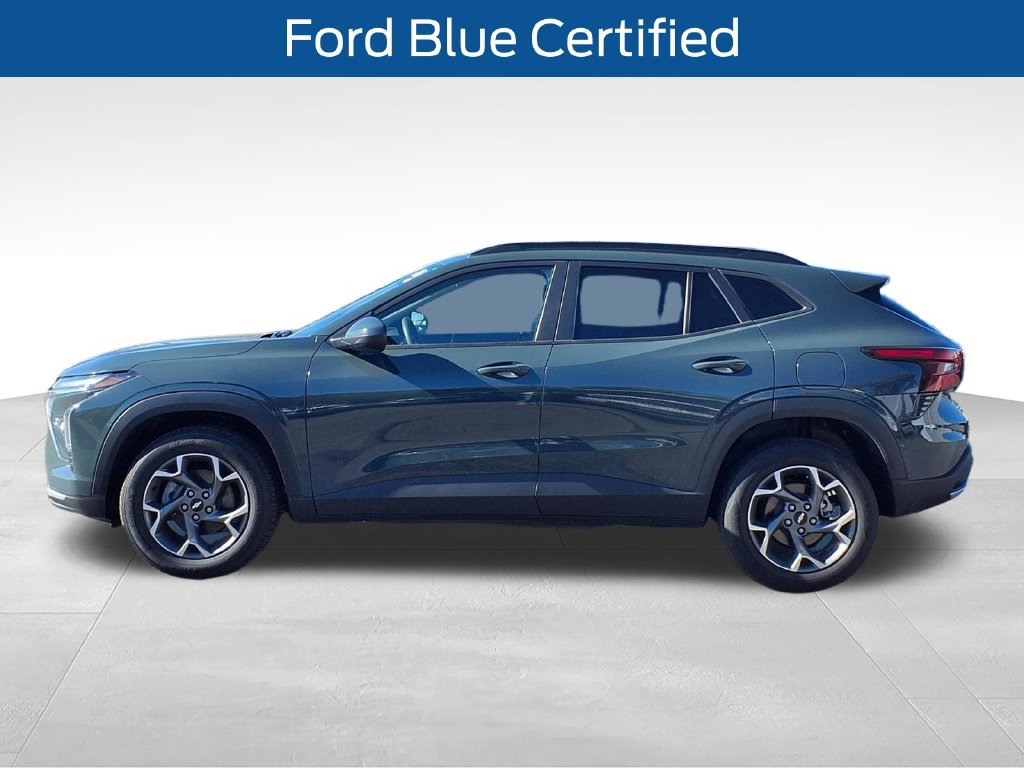 Used 2025 Chevrolet Trax LT FWD image 2