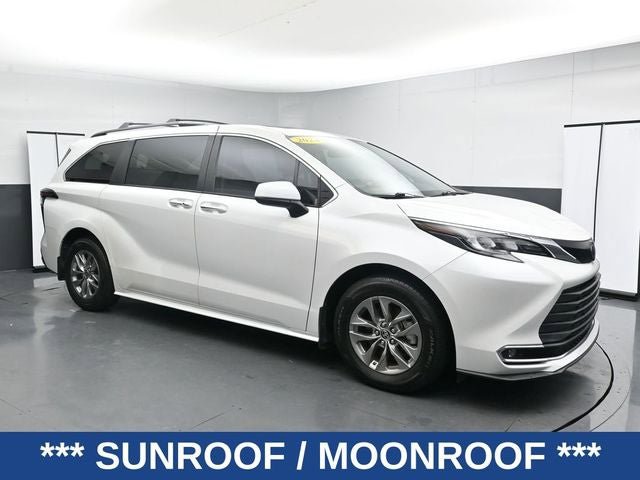 Used 2024 Toyota Sienna XLE FWD image 3