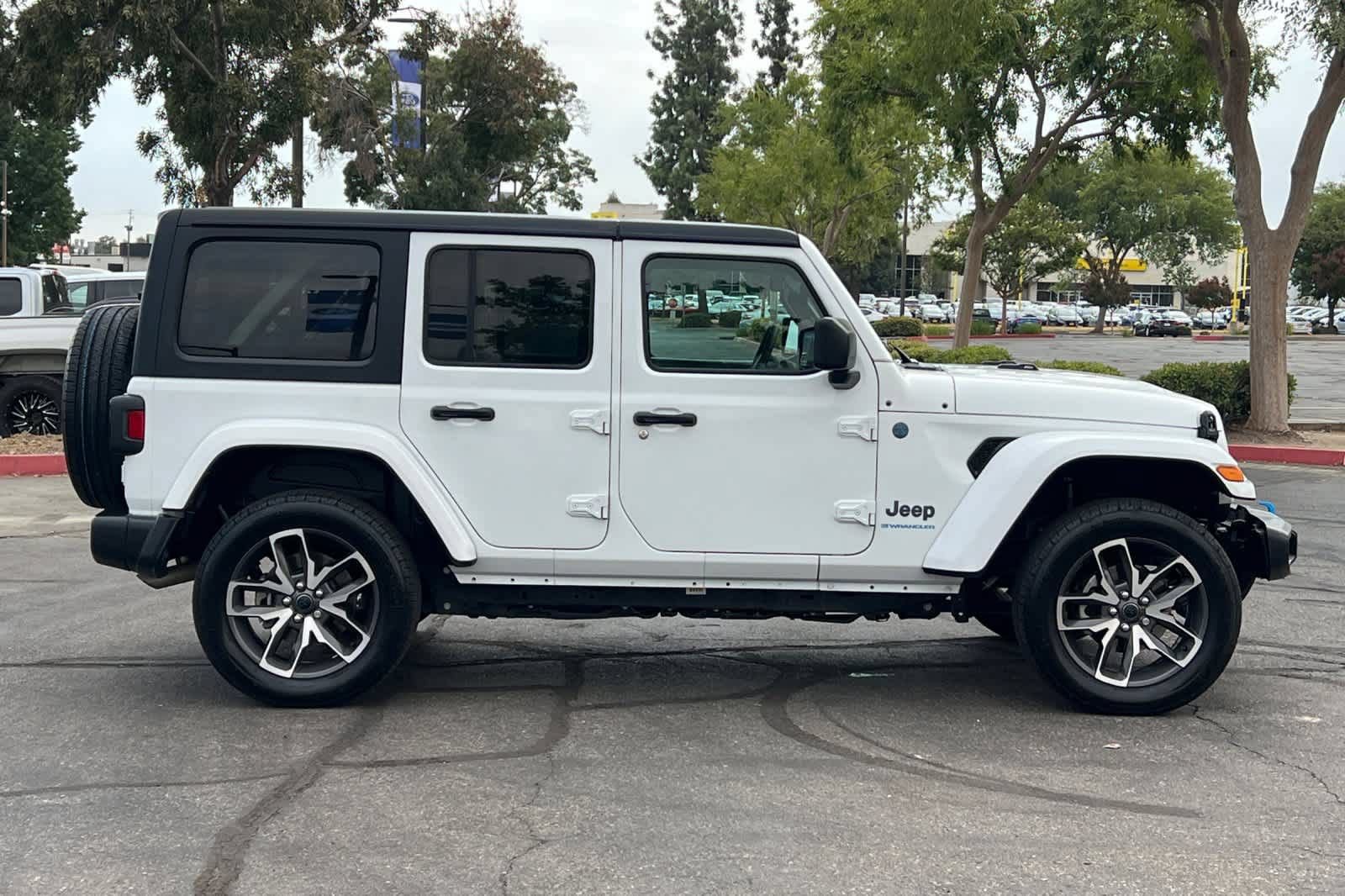 Used 2024 Jeep Wrangler Unlimited AWD/4WD image 9