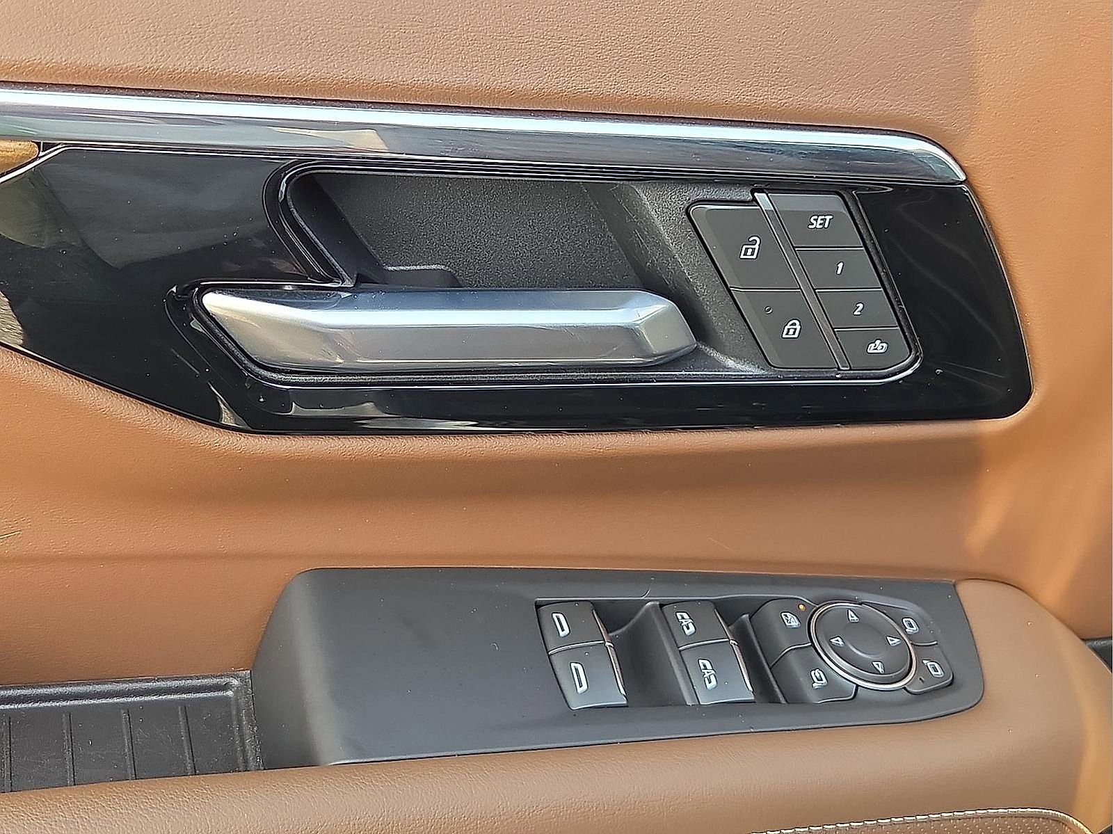 Used 2025 Chevrolet Tahoe High Country AWD/4WD image 14