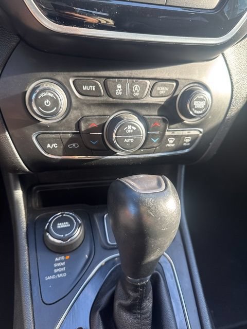 Used 2019 Jeep Cherokee Limited AWD/4WD image 29