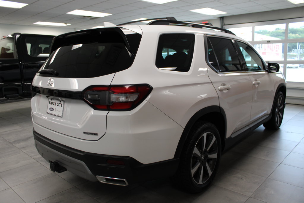 Used 2024 Honda Pilot Touring image 4