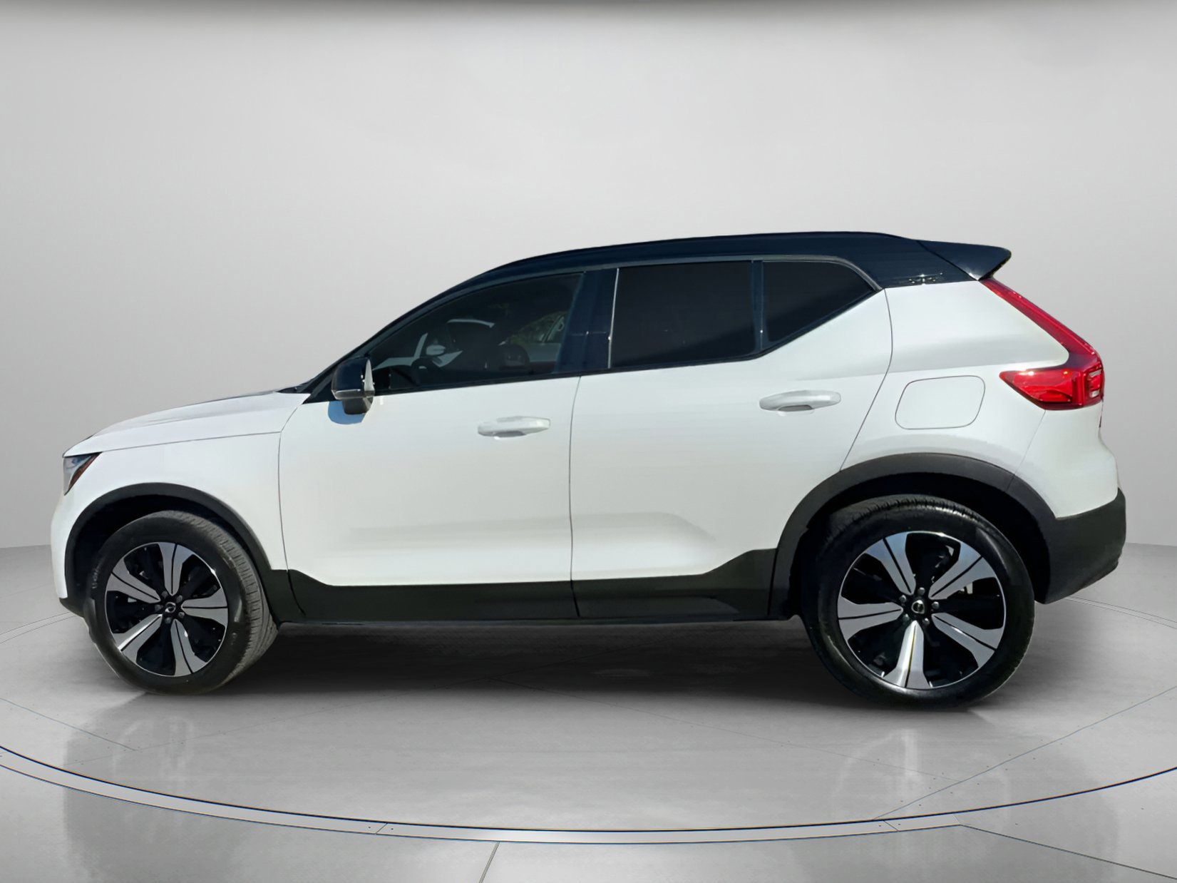 Used 2023 Volvo XC40 Recharge Plus image 9